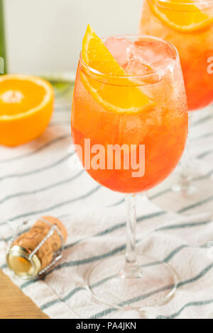 Alkoholische Aperol Spritz mit Champagner und Orangen Stockfoto