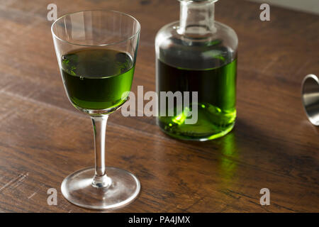 Alkoholische grüne Absinth Apertif in einer Flasche für Cocktails Stockfoto