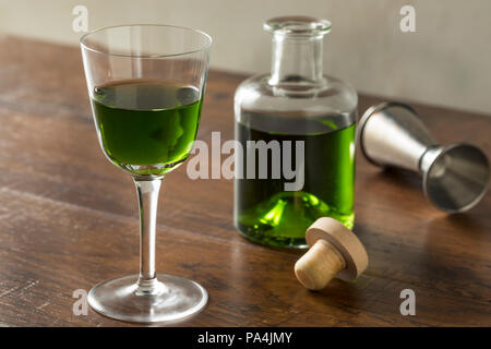 Alkoholische grüne Absinth Apertif in einer Flasche für Cocktails Stockfoto