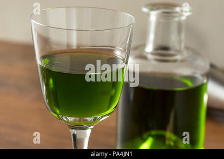 Alkoholische grüne Absinth Apertif in einer Flasche für Cocktails Stockfoto