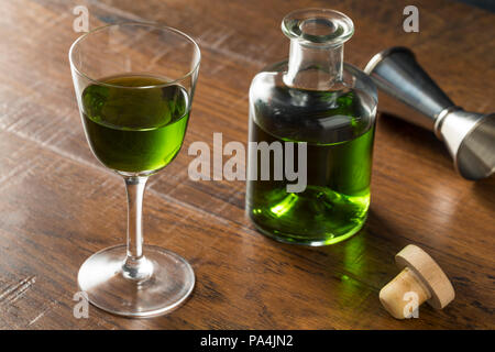 Alkoholische grüne Absinth Apertif in einer Flasche für Cocktails Stockfoto