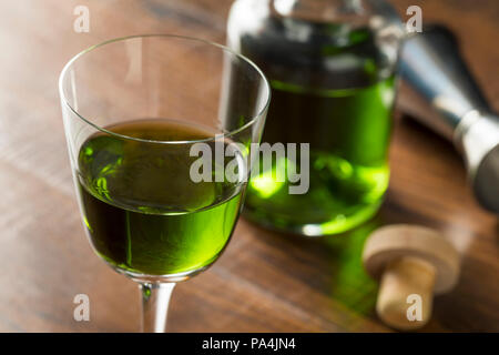 Alkoholische grüne Absinth Apertif in einer Flasche für Cocktails Stockfoto