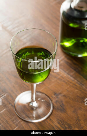 Alkoholische grüne Absinth Apertif in einer Flasche für Cocktails Stockfoto