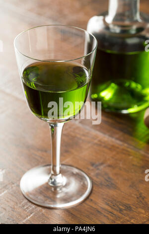 Alkoholische grüne Absinth Apertif in einer Flasche für Cocktails Stockfoto