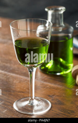 Alkoholische grüne Absinth Apertif in einer Flasche für Cocktails Stockfoto