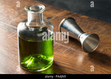 Alkoholische grüne Absinth Apertif in einer Flasche für Cocktails Stockfoto