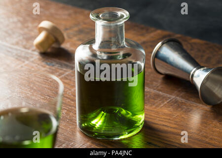 Alkoholische grüne Absinth Apertif in einer Flasche für Cocktails Stockfoto