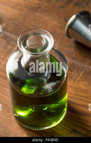 Alkoholische grüne Absinth Apertif in einer Flasche für Cocktails Stockfoto