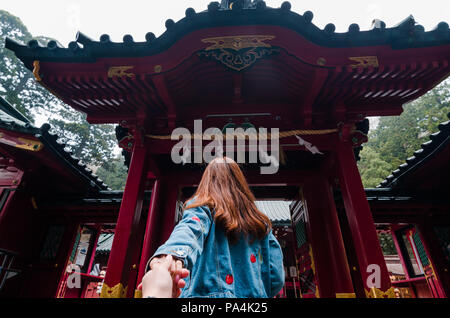 Portrait von schönen Frauen ihren Freund Hand, während ihm die zur Hakone-schrein. Der Schrein steht am Fuße des Mount Hakone. Stockfoto
