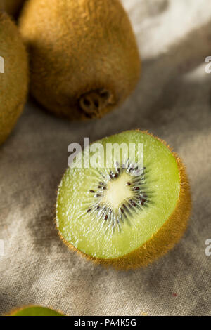 Raw Green Bio Kiwi bereit zu Essen Stockfoto