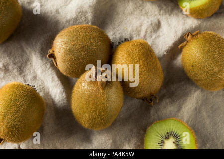 Raw Green Bio Kiwi bereit zu Essen Stockfoto