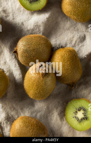 Raw Green Bio Kiwi bereit zu Essen Stockfoto