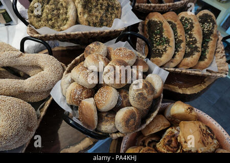 Gebäck und Backwaren auf Anzeige in lescha Bäckerei in der Stadt Mitzpe Ramon in der Wüste Negev im Süden Israels gestapelt Stockfoto