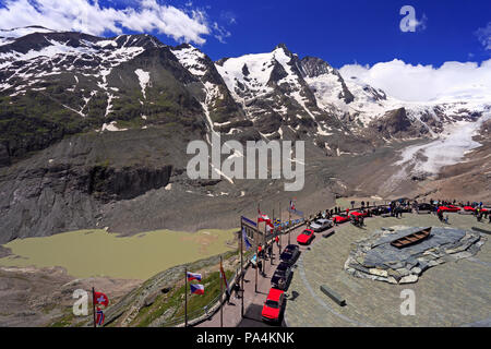 Großglockner Hochalpenstraße und Besucherzentrum am Kaiser-Franz-Josefs-Hoehe, mit der Pasterze Glacier ist im Hintergrund Stockfoto