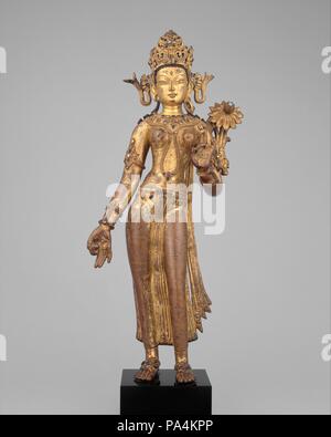 Tara, die Buddhistischen Retter. Kultur: Nepal (Kathmandu Valley). Abmessungen: H.23 cm. (59,1 cm); H. inkl. Sockel 26. (66 cm); W. 10 1/2 in. (26,7 cm); D.5. (12/7 cm); Wt. 23 lbs (10,4 kg). Datum: 14. Tara, das höchste buddhistische savioress, Zuschüsse Wohltaten zu Anhänger mit ihren ausgestreckten untere Hand zart umklammerte eine Blütenknospe. Ein Lotus in voller Blüte ziert die Schulter. Sie ist reich, Bejeweled, Ihr openwork Diadem inset mit Türkis und Halbedelsteinen. Im Vajrayana Buddhismus, Tara ist oft dargestellt als geistige Gegenstück zu Avalokiteshvara und teilt mit ihm eine Stockfoto