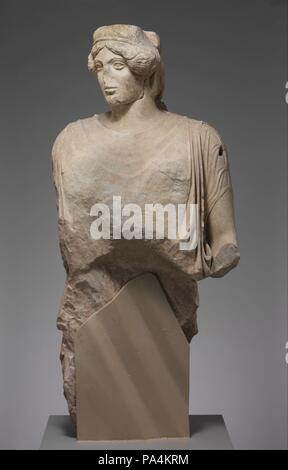Oberen Teil einer Marmorstatue einer Frau. Kultur: Roman. Abmessungen: H.51 cm. (131,5 cm). Datum: 1.-2. Jh. N.CHR.. Kopie einer griechischen Statue von Ca. 460-450 v. Chr. Dies ist wahrscheinlich eine Darstellung der Athena, für die ungewöhnlich hohe Krone des Kopfes kann einmal einen bronzenen Helm unterstützt haben. Das Gesicht wurde in der Antike gebrochen und neu befestigt. Museum: Metropolitan Museum of Art, New York, USA. Stockfoto