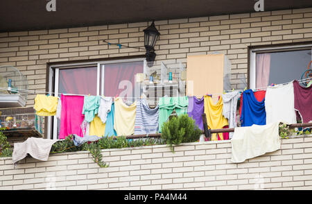 Kleidung auf die Wäscheleine auf dem Balkon og Hochhaus Apartment/Wohnung. Stockfoto