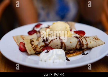 Polnische stil Apple Pfannkuchen mit Erdbeeren Eis und Sahne. Stockfoto