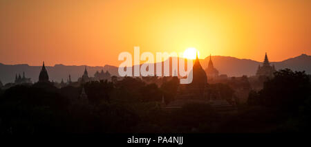 Pagode Silhouetten bei einem Sonnenuntergang in Bagan, Myanmar (Birma) Stockfoto