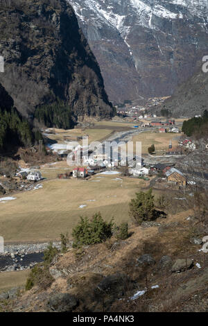 Ein Blick hinunter eine norwegische Tal von der Flam Bahn Stockfoto