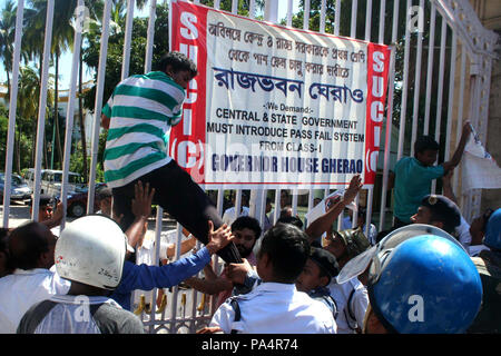 Sozialistische Einheit Zentrum Indiens (Kommunistischen) oder SUCI Aktivist Teile in die Agitation Demonstration vor dem Haus des Gouverneurs forderten die Einführung von pass-System aus der Klasse F-I. (Foto durch Saikat Paul/Pacific Press) Stockfoto