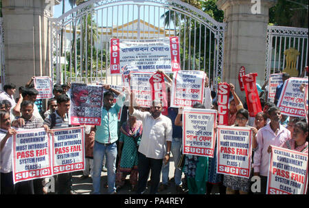 Sozialistische Einheit Zentrum Indiens (Kommunistischen) oder SUCI Aktivist Teile in die Agitation Demonstration vor dem Haus des Gouverneurs forderten die Einführung von pass-System aus der Klasse F-I. (Foto durch Saikat Paul/Pacific Press) Stockfoto