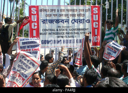 Sozialistische Einheit Zentrum Indiens (Kommunistischen) oder SUCI Aktivist Teile in die Agitation Demonstration vor dem Haus des Gouverneurs forderten die Einführung von pass-System aus der Klasse F-I. (Foto durch Saikat Paul/Pacific Press) Stockfoto