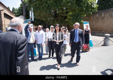 Rom, Italien. 19. Juli 2018. Der Bürgermeister von Rom Virginia Raggi weiht Besuche der künstlerischen Installation namens "agome 547" Credit: Matteo Nardone/Pacific Press/Alamy leben Nachrichten Stockfoto