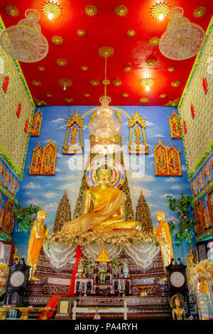 NONTABURI THAILAND 26. MAI Portrait von Golden Buddha Statue bei Thailand öffentlichen Tempel Wat Buakwan am 26. Mai 2018. Stockfoto
