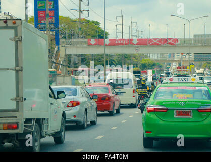 BANGKOK, THAILAND - 9. Mai 2018: Verkehr bewegt sich langsam entlang einer befahrenen Straße in Bangkok, Thailand. Stockfoto