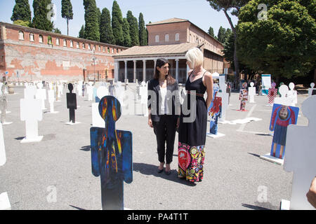 Rom, Italien. 19. Juli 2018. Der Bürgermeister von Rom Virginia Raggi mit Romina Guidelli, Kurator des "agome 547" künstlerische Installation Credit: Matteo Nardone/Pacific Press/Alamy leben Nachrichten Stockfoto