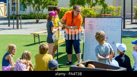 Malmö, Schweden. 19. Juli 2018. Ein Versuch der Einstellung einen Weltrekord in der Erstellung der höchsten elektrischen Strom durch die Verwendung von normalen Kartoffeln im Folkets Park. Credit: Tommy Lindholm/Pacific Press/Alamy leben Nachrichten Stockfoto