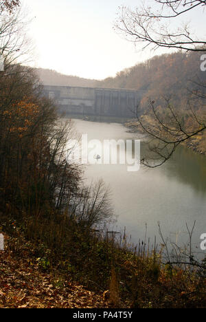 Ein einsamer Bass fisherman versucht, ein Thanksgiving Tag Bass zu landen. Stockfoto