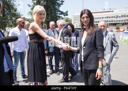 Rom, Italien. 19. Juli 2018. Der Bürgermeister von Rom Virginia Raggi mit Romina Guidelli, Kurator des "agome 547" künstlerische Installation Credit: Matteo Nardone/Pacific Press/Alamy leben Nachrichten Stockfoto