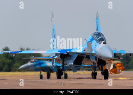 Ukrainische Luftwaffe Sukhoi SU 27 Flanker Kampfjets in der Royal International Air Tattoo 2018 RAF Fairford RIAT, UK rollen. Ziehen Bremsschirm Stockfoto