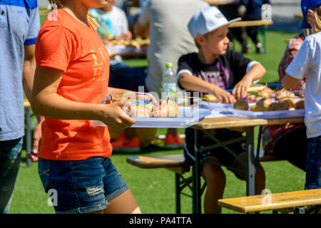 Malmö, Schweden. 19. Juli 2018. Ein Versuch der Einstellung einen Weltrekord in der Erstellung der höchsten elektrischen Strom durch die Verwendung von normalen Kartoffeln im Folkets Park. Credit: Tommy Lindholm/Pacific Press/Alamy leben Nachrichten Stockfoto