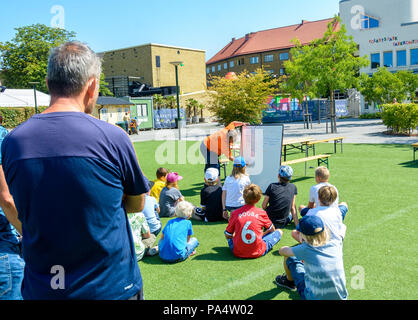 Malmö, Schweden. 19. Juli 2018. Ein Versuch der Einstellung einen Weltrekord in der Erstellung der höchsten elektrischen Strom durch die Verwendung von normalen Kartoffeln im Folkets Park. Credit: Tommy Lindholm/Pacific Press/Alamy leben Nachrichten Stockfoto