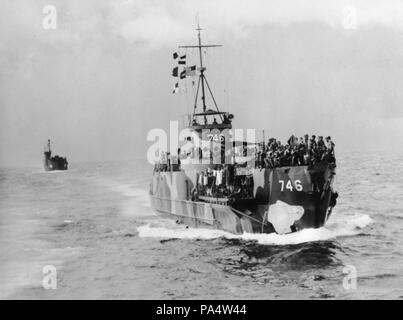 57 überfüllten US Navy LCIs nähern Labuan am 10. Juni 1945 Stockfoto