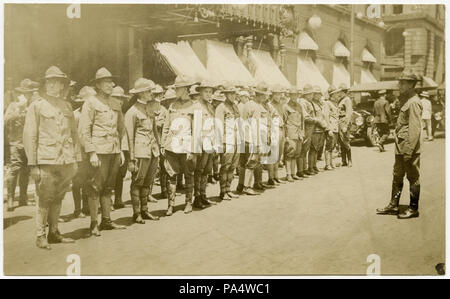 81 Eine Gruppe von Soldaten entlang einer Stadt Strasse gesäumt, evtl. Teilnahme an einer Parade Stockfoto