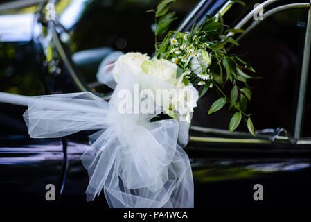 Fiat 500 Oldtimer mit Hochzeit Blumen Stockfoto