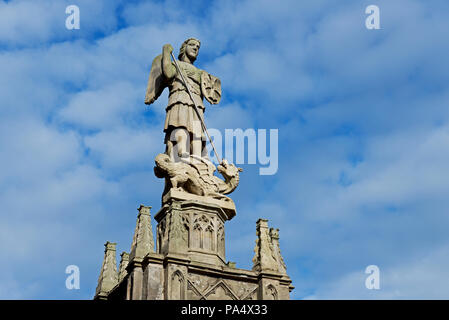 Statue des hl. Georg tötet den Drachen, Alnwick, Northumberland, England Großbritannien Stockfoto