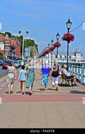 Menschen Flanieren auf der Promenade in Penarth. S. Wales Stockfoto