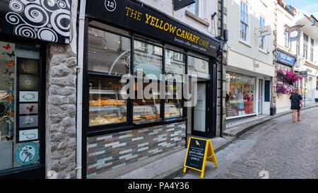 St. Ives das Gelbe Kanarische Cafe Fore Street Stockfoto