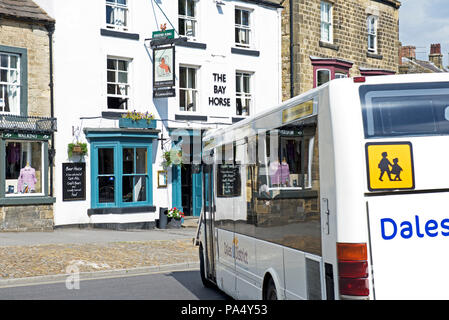 Bus vorbei an der Bay Horse Pub, Masham, North Yorkshire, England, Großbritannien Stockfoto