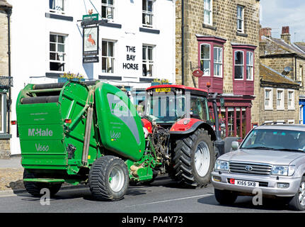 Traktor vorbei an der Bay Horse Pub, Masham, North Yorkshire, England, Großbritannien Stockfoto