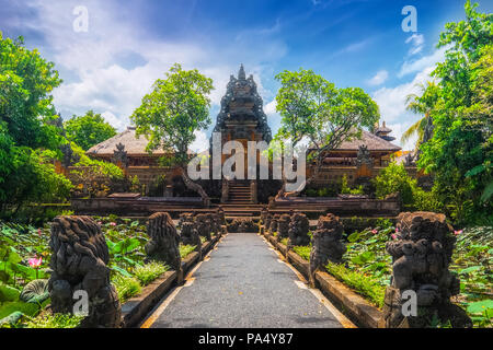 Herrliche Aussicht auf den Teich mit Lotusblumen in der Nähe von Pura Saraswati Hindu-Tempel in Ubud, Bali, Indonesien Stockfoto