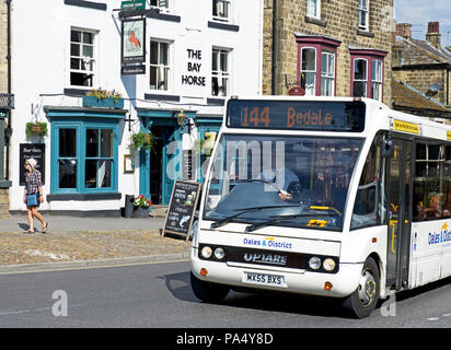 Bus vorbei an der Bay Horse Pub, Masham, North Yorkshire, England, Großbritannien Stockfoto