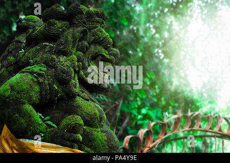 Steinerne Statue des Barong Lion Guardian vor der balinesischen hinduistischen Tempel. Traditionelle Kultur Mythologie in Bali, Indonesien Stockfoto