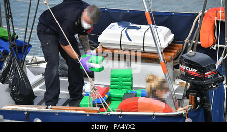 NCA-OFFIZIERE GESICHTER PIXELIERT VON PA BILDTISCH WIE VON DER NCA ANGEFORDERT Drogen werden von einem Boot von Beamten im Hafen von Newlyn entladen, nachdem die National Crime Agency beschlagnahmt eine Segelyacht im Ärmelkanal und kaufte sie zurück in den Hafen, Der nach der Beschlagnahme aus Gründen der "öffentlichen Sicherheit" vorübergehend geschlossen und zwei Männer wegen des Verdachts auf Drogenhandel verhaftet wurde. Stockfoto