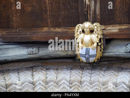 Detaillierte Engel Holding Schilde und Wappen und Wappen Schnitzereien Durham Cathedral Kreuzgänge, England Stockfoto